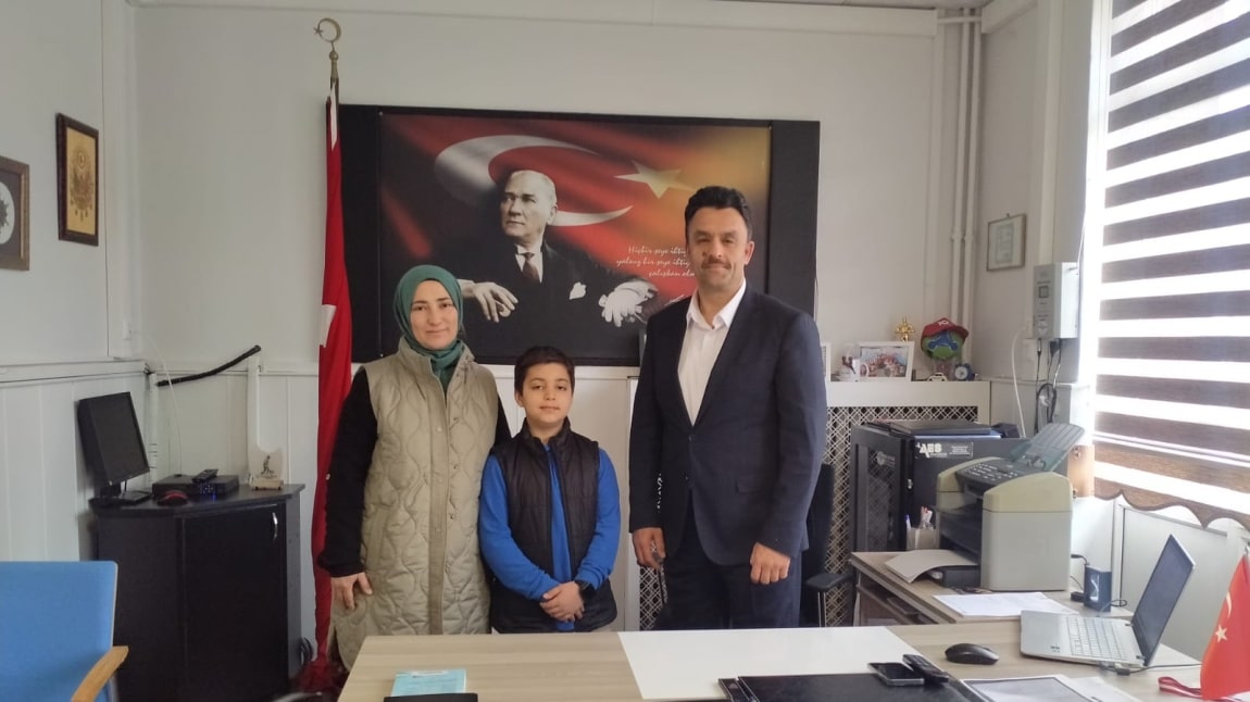 Okulumuz 4B öğrencisi Ebubekir AYDIN , 12. Ufka Yolculuk Bilgi Yarışmasında Türkiye çapında ilk 100 içerisine girmeyi başarmıştır . İlçe birincisi olan öğrencimizi kutluyoruz . 