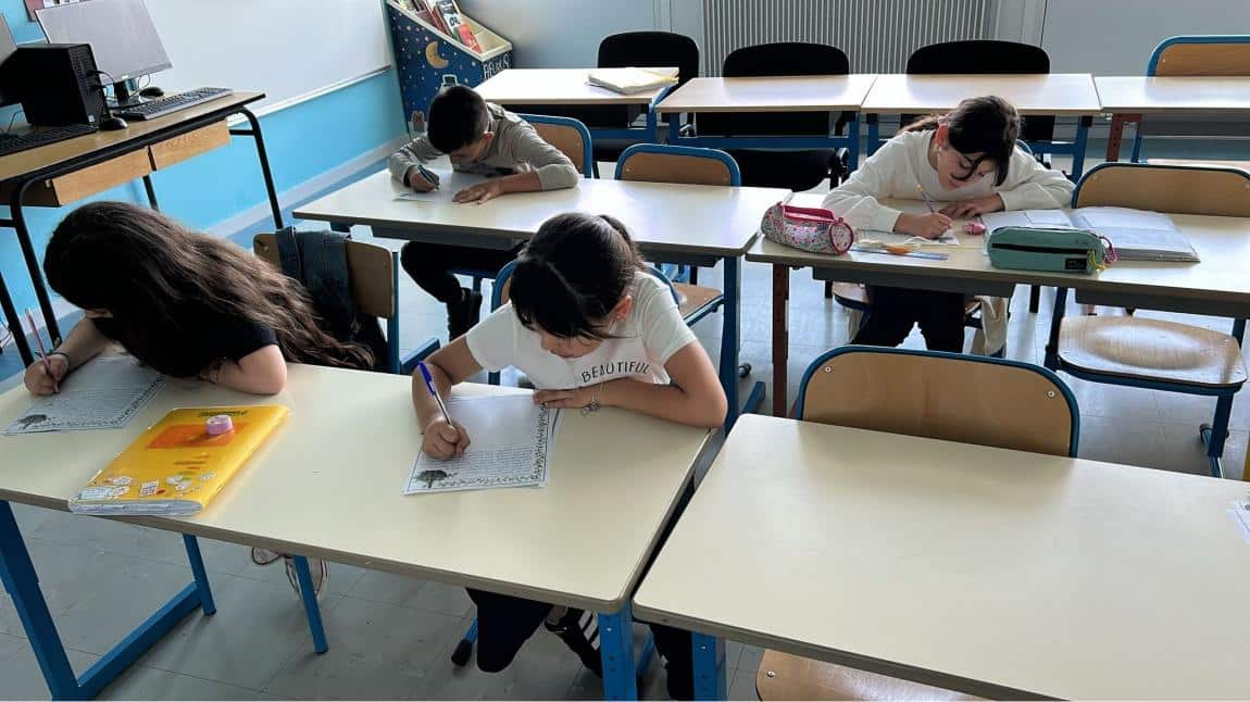 Fransa Kardeş Okulumuz öğrencileri , mektuplarını yazmaya başladı. Bekliyoruz 